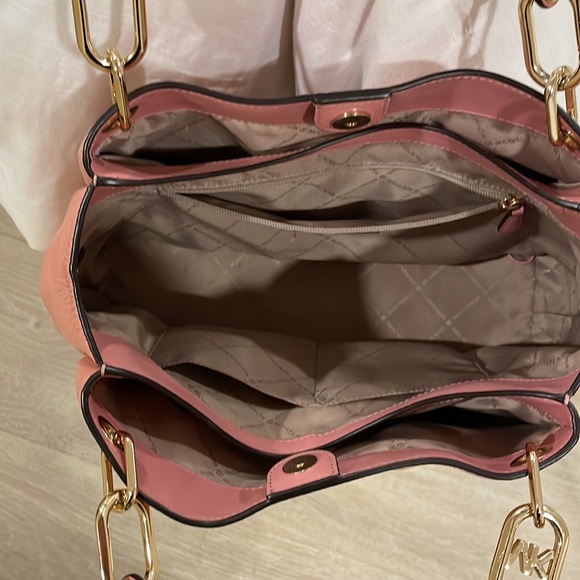 Michael Kors Trisha Large Pebbled Leather Shoulder Bag - Picture 10 of 17